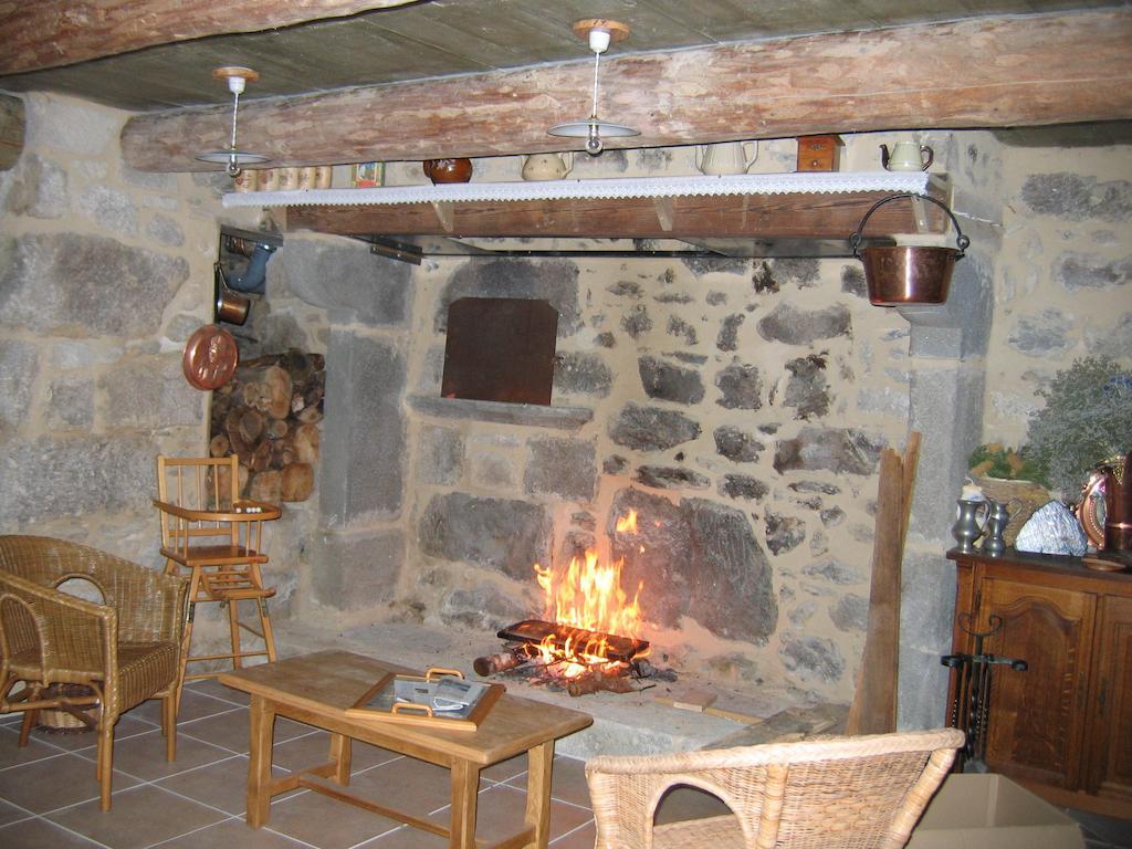 Bed and Breakfast La Ferme Des Genets Medeyrolles Exterior foto