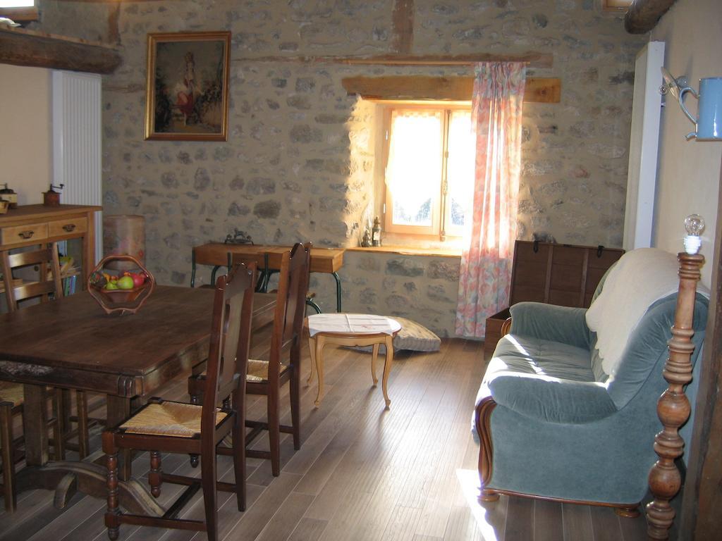 Bed and Breakfast La Ferme Des Genets Medeyrolles Exterior foto