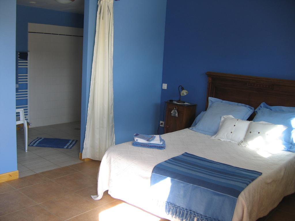 Bed and Breakfast La Ferme Des Genets Medeyrolles Zimmer foto