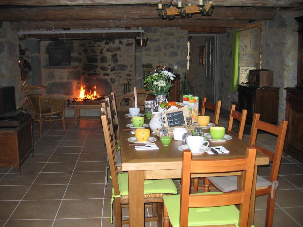 Bed and Breakfast La Ferme Des Genets Medeyrolles Exterior foto